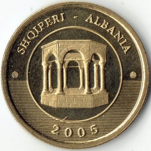 Аверс монеты Албания, 10 леков, 2005, 85 лет Тиране - столице Албании
