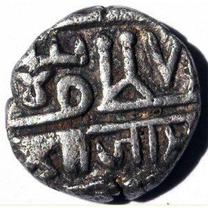 Аверс монеты Индия, ½ кори, 1571, Серебро /серый цвет/, дата "٧٨"
