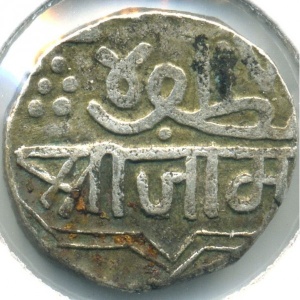 Аверс монеты Индия, 1 кори, 1571, Серебро /серый цвет/, дата "٩٧٨"
