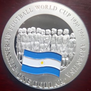 Реверс монеты Острова Кука, 1 доллар, 2002, Второе место на чемпионате мира по футболу 1930, 1990 -Аргентина