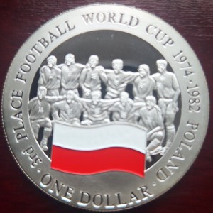 Реверс монеты Острова Кука, 1 доллар, 2002, Третье место на чемпионате мира по футболу 1974, 1982 - Польша