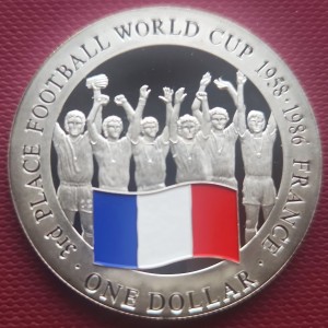 Реверс монеты Острова Кука, 1 доллар, 2002, Третье место на чемпионате мира по футболу 1958, 1986 - Франция