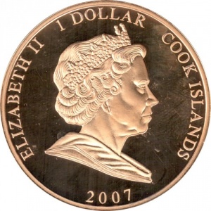 Аверс монеты Острова Кука, 1 доллар, 2007, Елизавета в зелёном костюме и шляпке с цветком, Филипп в военной форме
