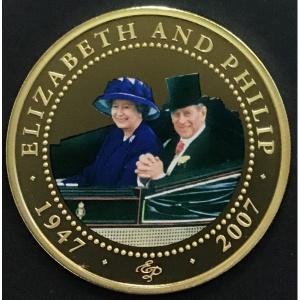 Реверс монеты Острова Кука, 1 доллар, 2009, Елизавета в синей шляпе, Филипп в шляпе-цилиндре