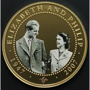 Реверс монеты Острова Кука, 1 доллар, 2009, Ч/б фото, Елизавета и Филипп в костюмах, смотрят друг на друга