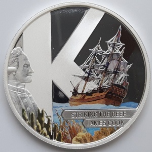 Реверс монеты Острова Кука, 1 доллар, 2009, 230 лет со дня смерти Джеймса Кука. Удар о риф и буква K
