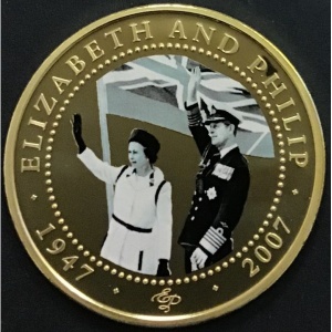 Реверс монеты Острова Кука, 1 доллар, 2010, Ч/б фото, Елизавета и Филипп приветствуют людей на фоне флага Великобритании
