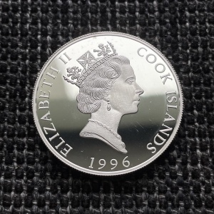 Аверс монеты Острова Кука, 5 долларов, 1996, Вымирающие виды - Белый медведь