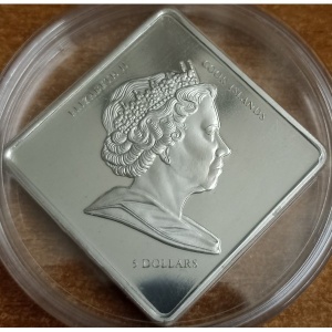 Аверс монеты Острова Кука, 5 долларов, 2006, 500 лет Швейцарской гвардии