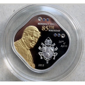 Реверс монеты Острова Кука, 5 долларов, 2012, 85 лет со дня рождения Папы Римского Бенедикта XVI
