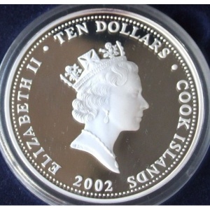 Аверс монеты Острова Кука, 10 долларов, 2002, 60 лет Битве за Коралловое море