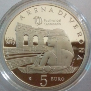 Реверс монеты Сан-Марино, 5 евро, 2013, 100 лет фестивалю Арена ди Верона