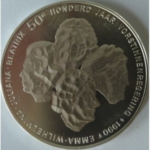 Реверс монеты Нидерланды, 50 гульденов, 1990, 100 лет правлению королев