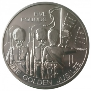 Реверс монеты Гернси, 5 фунтов, 2003, 50 лет правлению Королевы Елизаветы II /Гренадерская гвардия/