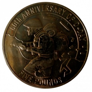 Реверс монеты Гернси, 5 фунтов, 2004, 60 лет высадке в Нормандии