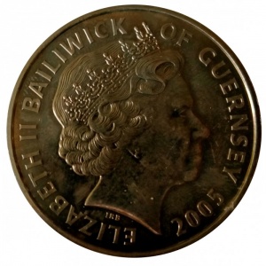 Аверс монеты Гернси, 5 фунтов, 2005, 60 лет возвращению Нормандских островов
