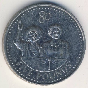 Реверс монеты Гернси, 5 фунтов, 2006, 80 лет со дня рождения Елизаветы II /Елизавета II и Королева-мать/