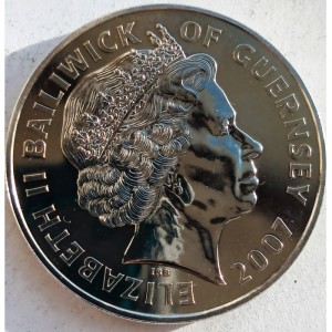 Аверс монеты Гернси, 5 фунтов, 2007, 60-я годовщина свадьбы королевы Елизаветы II и принца Филиппа /Портрет Елизаветы…