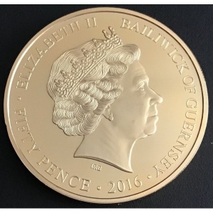 Аверс монеты Гернси, 50 пенсов, 2016, 90 лет со дня рождения Королевы Елизаветы II /в голубой шляпке/