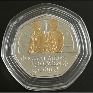Реверс монеты Гернси, 50 пенсов, 2024, Королевская конюшня - Лакеи Королевских конюшен