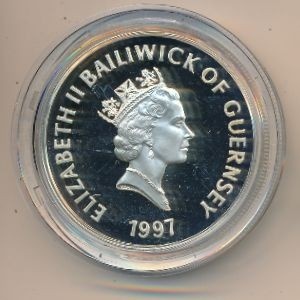 Аверс монеты Гернси, 5 фунтов, 1997, 50 лет свадьбе Королевы Елизаветы II и Принца Филиппа