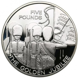 Реверс монеты Гернси, 5 фунтов, 2003, 50 лет правлению Королевы Елизаветы II /Гренадерская гвардия/