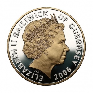 Аверс монеты Гернси, 5 фунтов, 2006, 80 лет со дня рождения Елизаветы II /Елизавета II, башня и цветок/