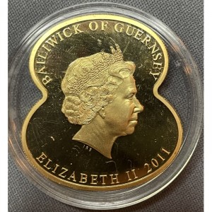 Аверс монеты Гернси, 5 фунтов, 2011, 90-летие Королевского Британского Легиона. На Полях Фландрии