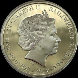 Аверс монеты Гернси, 5 фунтов, 2019, 75 лет высадке союзников в Нормандии - 05:30