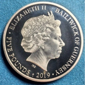 Аверс монеты Гернси, 5 фунтов, 2019, 75 лет высадке союзников в Нормандии - 07:25