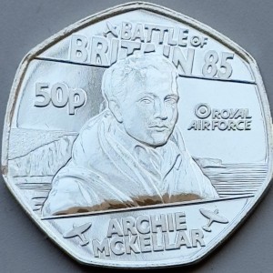 Реверс монеты Джерси, 50 пенсов, 2025, 85 лет Битве за Британию — Арчи Маккеллар