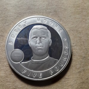 Реверс монеты Джерси, 5 фунтов, 2006, Великие британцы - футболист Бобби Мур