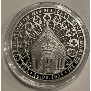 Реверс монеты Гибралтар, ½ кроны, 2023, Коронация Карла III /церковь/