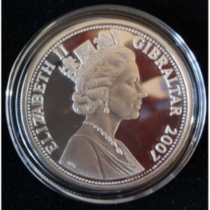 Аверс монеты Гибралтар, 5 фунтов, 2007, 60 лет свадьбе Королевы Елизаветы II и Принца Филиппа /Вестминстерское аббатс…