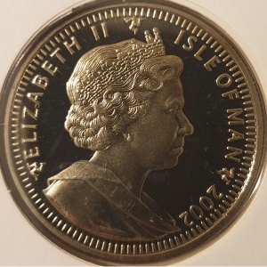 Аверс монеты Остров Мэн, 1 крона, 2002, 50 лет вступлению на престол Королевы Елизаветы II /Королева верхом на лошади/