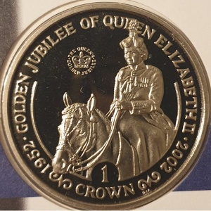 Реверс монеты Остров Мэн, 1 крона, 2002, 50 лет вступлению на престол Королевы Елизаветы II /Королева верхом на лошади/
