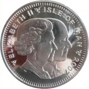Аверс монеты Остров Мэн, 1 крона, 2007, 60 лет свадьбе Королевы Елизаветы II и Принца Филиппа /Портрет королевской се…