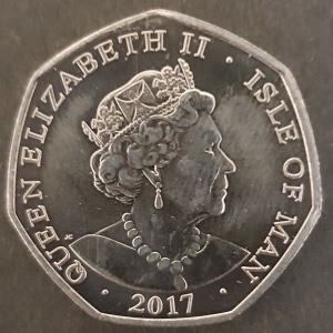 Аверс монеты Остров Мэн, 50 пенсов, 2017, Платиновая свадьба Королевы Елизаветы 2 и Принца Филипа /пара машет/
