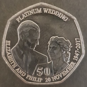 Реверс монеты Остров Мэн, 50 пенсов, 2017, Платиновая свадьба Королевы Елизаветы 2 и Принца Филипа /смотрят друг друг…