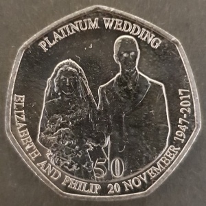 Реверс монеты Остров Мэн, 50 пенсов, 2017, Платиновая свадьба Королевы Елизаветы 2 и Принца Филипа /пара с букетом/