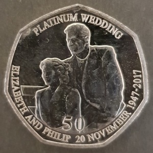 Реверс монеты Остров Мэн, 50 пенсов, 2017, Платиновая свадьба Королевы Елизаветы 2 и Принца Филипа /пара смотрит влево/