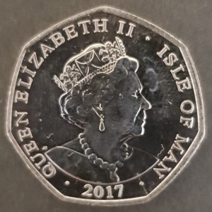 Аверс монеты Остров Мэн, 50 пенсов, 2017, Платиновая свадьба Королевы Елизаветы 2 и Принца Филипа /пара смотрит из окна/