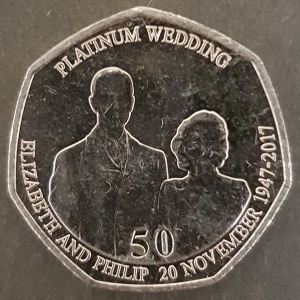 Реверс монеты Остров Мэн, 50 пенсов, 2017, Платиновая свадьба Королевы Елизаветы 2 и Принца Филипа /пара стоя. Короле…