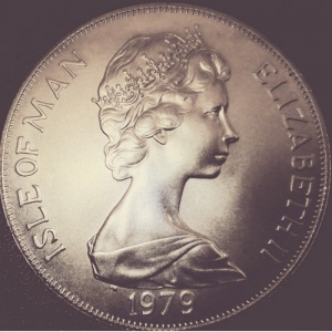 Аверс монеты Остров Мэн, 1 крона, 1979, 1000 лет Тинвальду - Драккар
