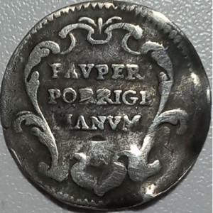 Реверс монеты Папская область, 1 гроссо, 1739, Надпись на реверсе: "PAVPERI PORRIGE MANVM"