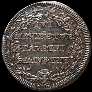 Реверс монеты Папская область, 1 тестоне, 1708, Надпись: "QVI MISERETVR PAVPERIS BEATVS ERIT" в венке на реверсе
