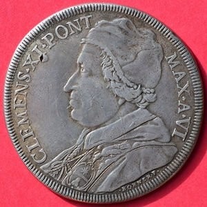 Аверс монеты Папская область, 1 пиастр, 1704, Папа на аверсе
