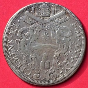 Аверс монеты Папская область, 1 пиастр, 1709, На аверсе надпись начинается в левом нижнем углу