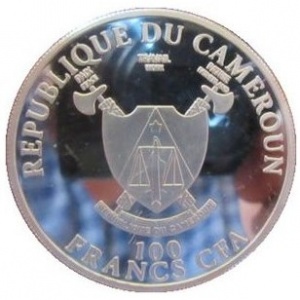 Аверс монеты Камерун, 100 франков, 2011, Беатификация Папы Иоанна Павла II /Папа Римский с ребенком/