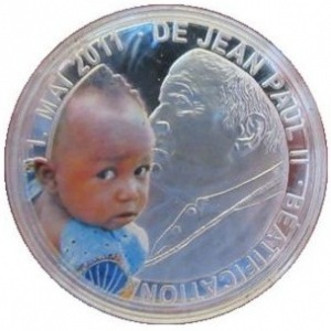Реверс монеты Камерун, 100 франков, 2011, Беатификация Папы Иоанна Павла II /Папа Римский с ребенком/